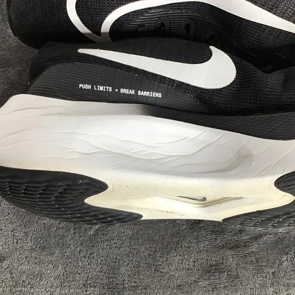 Nike Men’s Zoom Fly 5 Road Running Lighter Shoe Size 9  DM8968-001 Durability