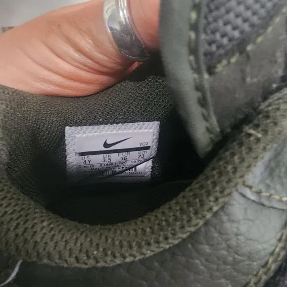 [NIKE] Nike AIR FORCE 1 UTILITY &quot; SEQUOIA &quot; BOYS size 4y- Olive leather