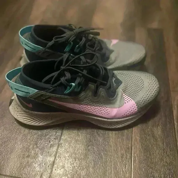 Nike Pegasus trail 2 seaweed/ beyond pink size 8