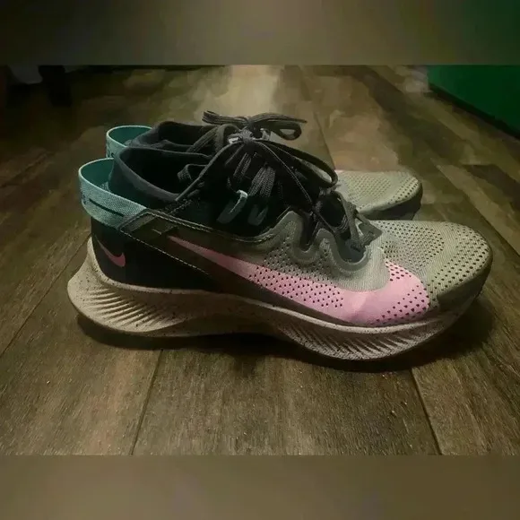 Nike Pegasus trail 2 seaweed/ beyond pink size 8