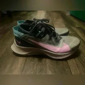 Nike Pegasus trail 2 seaweed/ beyond pink size 8
