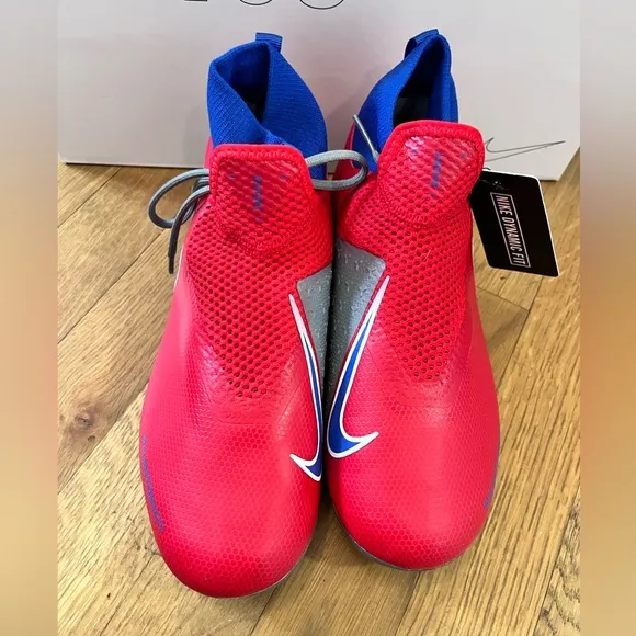 Nike Phantom Vision soccer cleats, 6Y