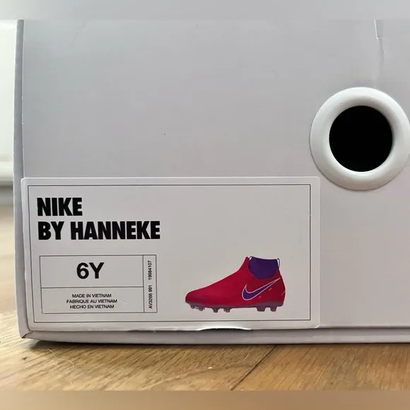 Nike Phantom Vision soccer cleats, 6Y