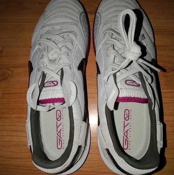 Nike Streetgato 'Grey Fog Dynamic Berry' Soccer Shoes Men's Size 6.5