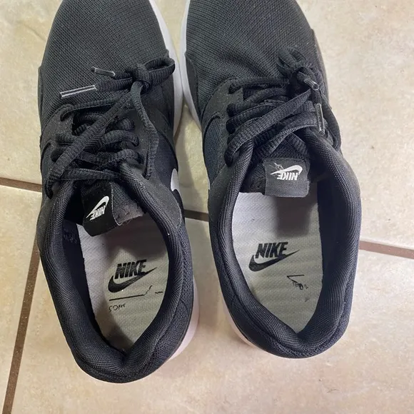 Nike Womens WMNS Kaishi Black Marathon Running Shoes (Women's) 654845-012 (US 8)