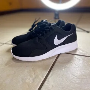Nike Womens WMNS Kaishi Black Marathon Running Shoes (Women's) 654845-012 (US 8)