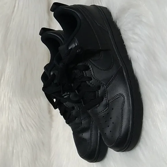 Nike Youth Court Borough Shoes Sz.6.5Y Gently Worn