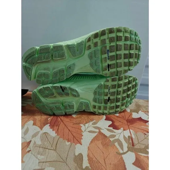 Nike Air Zoom Vomero 5 Pistachio Vapor Green HF Men's Size 10 Running Shoes