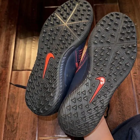 Nike Unisex Youth Soccer Shoes size 5y