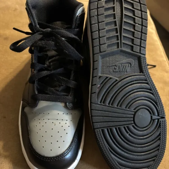 NWOB nike jordan 1 mid red shadow 554725-096 youth