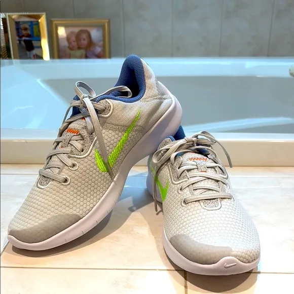NWT Nike Flex Experience Rn 11 Running Shoes size 9 (women’s)