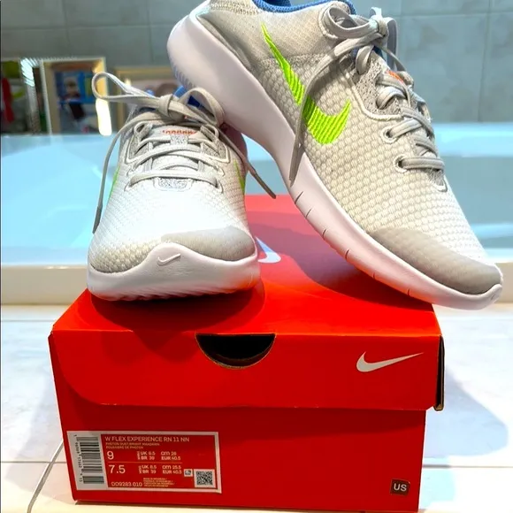 NWT Nike Flex Experience Rn 11 Running Shoes size 9 (women’s)