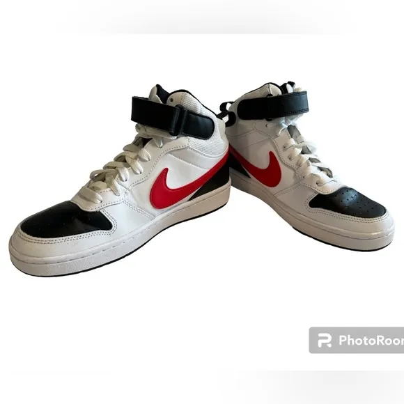 PRACTICALLY BRAND NEW Nike Kids' Grade School Court Borough Mid 2 Shoes sz 6Y