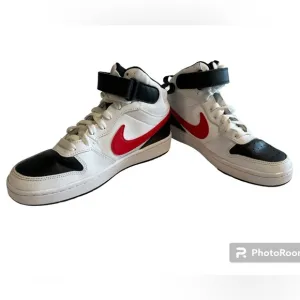 PRACTICALLY BRAND NEW Nike Kids' Grade School Court Borough Mid 2 Shoes sz 6Y