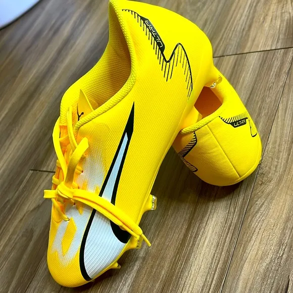 PUMA Men's Ultra Play Firm Artificial Ground soccer shoes