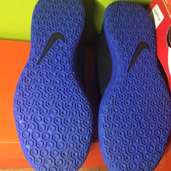 Soccer shoes