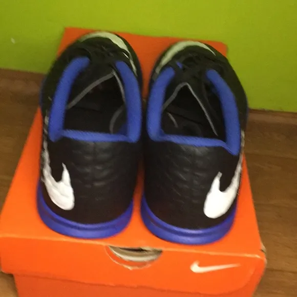Soccer shoes
