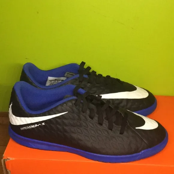 Soccer shoes
