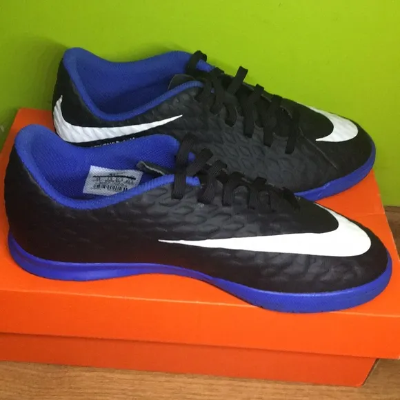 Soccer shoes