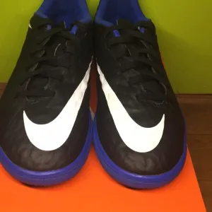 Soccer shoes