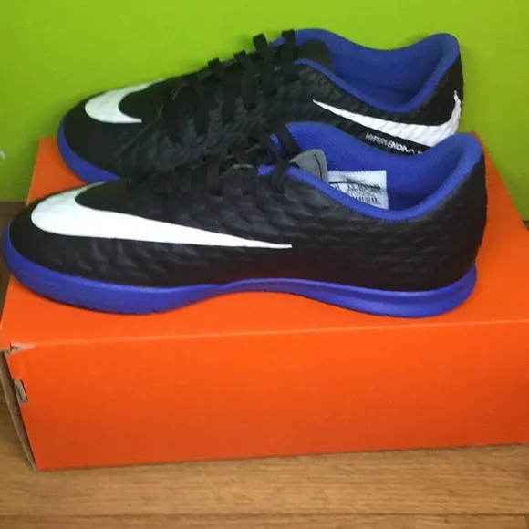 Soccer shoes