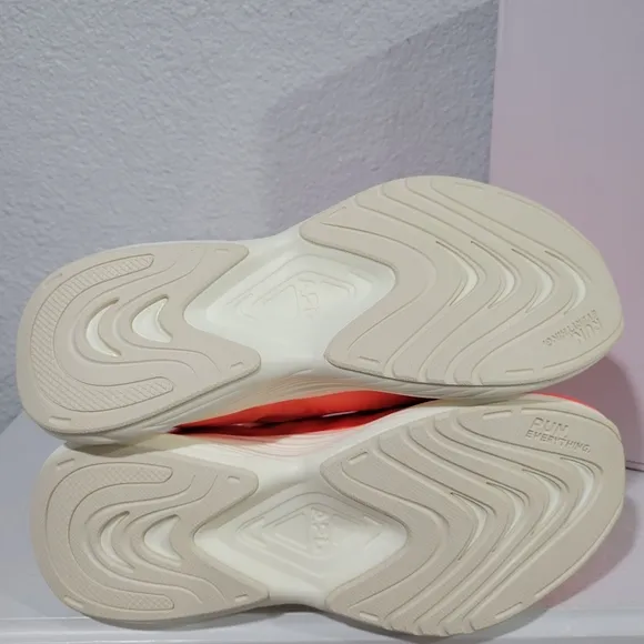 STREAMLINE RUNNING SHOE IN LASER RED /PRISTINE / WHITE, SZ 9