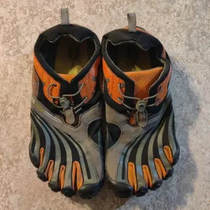 Vibram Five Fingers Mens Size EU 43 / US 9.5 Black / Orange Trail Hiking Shoes