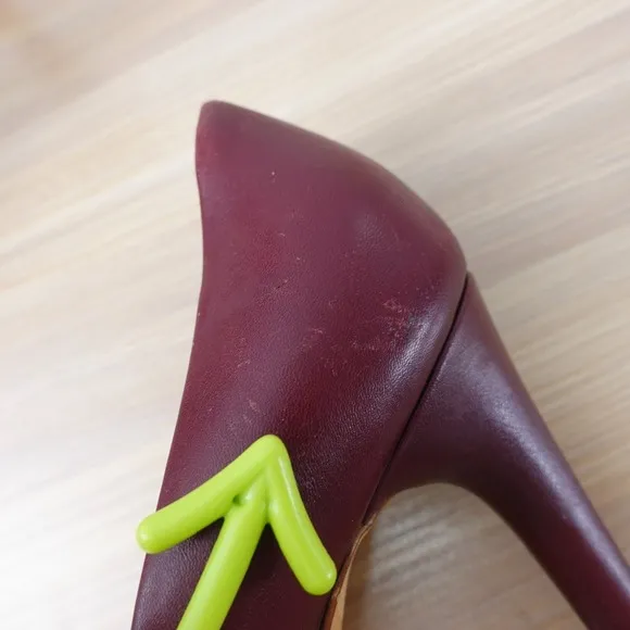 VINTAGE Christian Dior Shoes Women 38.5 7.5 Burgundy Leather Pump Bakelite Heels