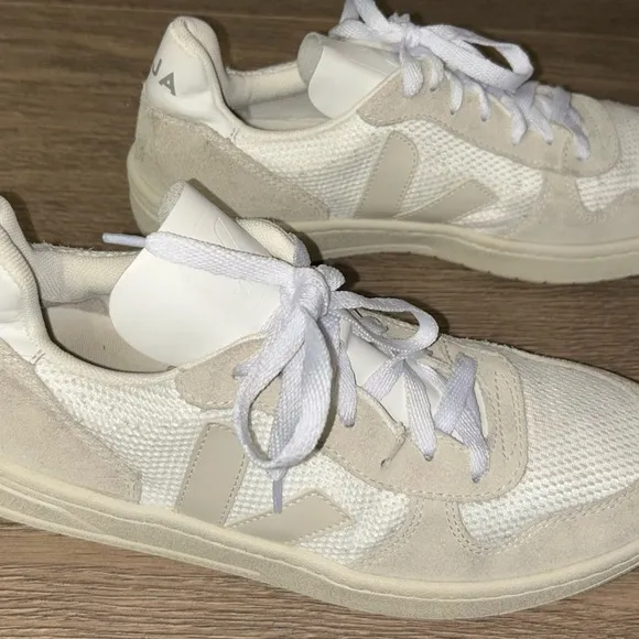 Women’s Veja V-10 Mixed Leather Low-Top Court Sneakers US Size 10 EUR 41